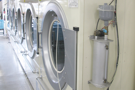 クリーニング店向け業務用洗剤・加工剤ならエイエムジー